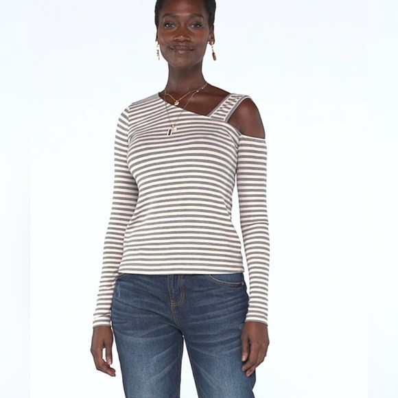 CAbi Tops - Cabi Dare Tee (Sooo soft)